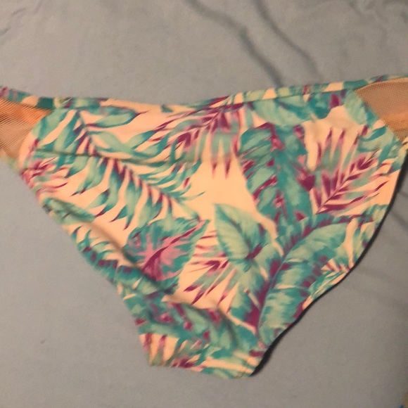 Bikini - Picture 4 of 5